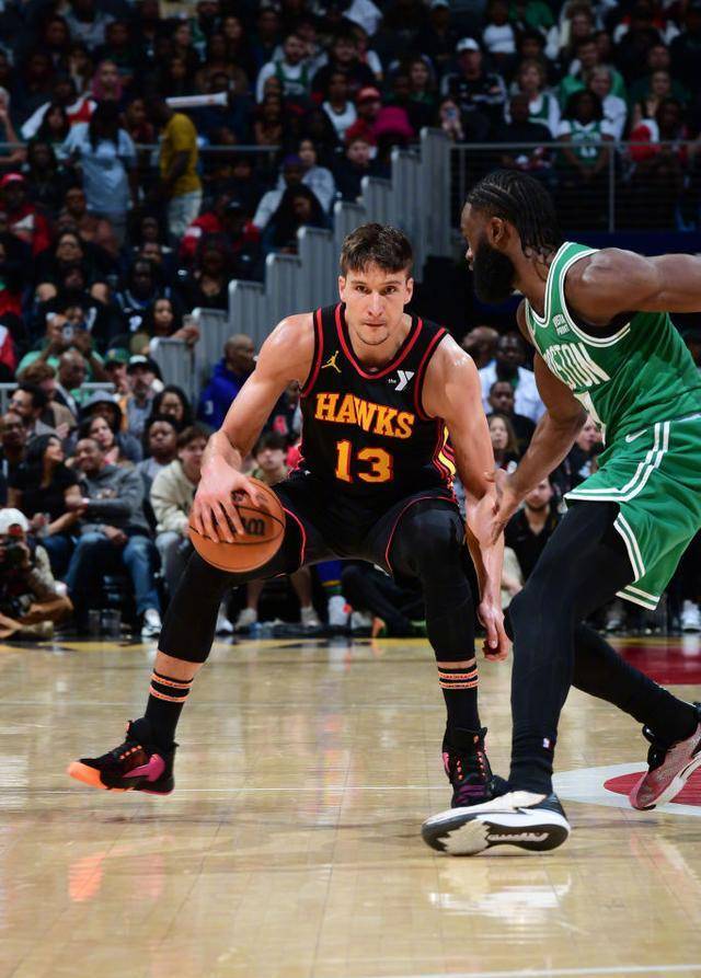 爱游戏-反败为胜首场状态出色，老鹰观众沸腾！，塔图姆重返赛场观众掌声雷动(反败为胜打一正确生肖)