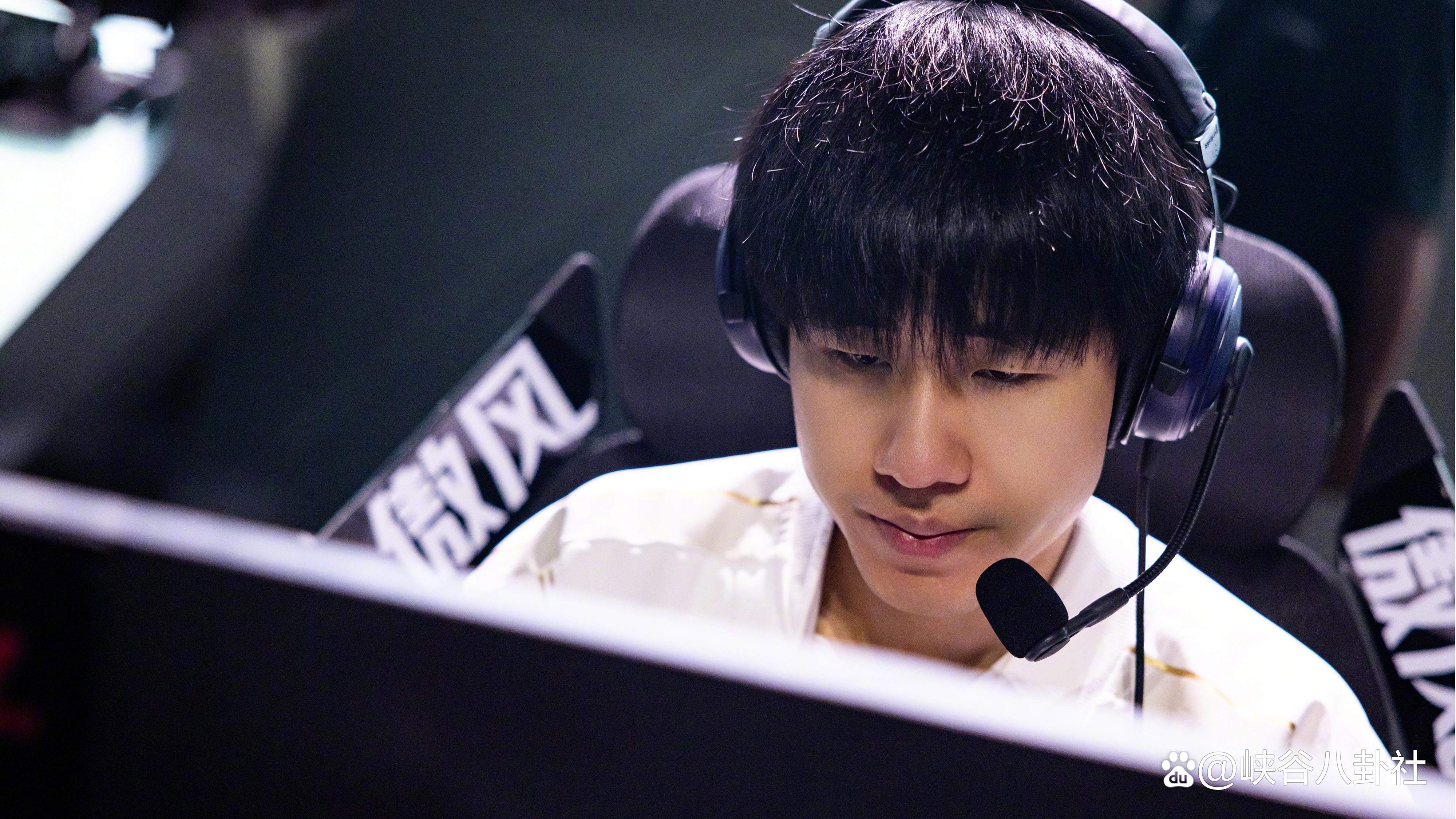 爱游戏-战术调整引发热议！，Rookie在美国队比赛中表现优异观众掌声雷动(#娱乐热点快讯#)